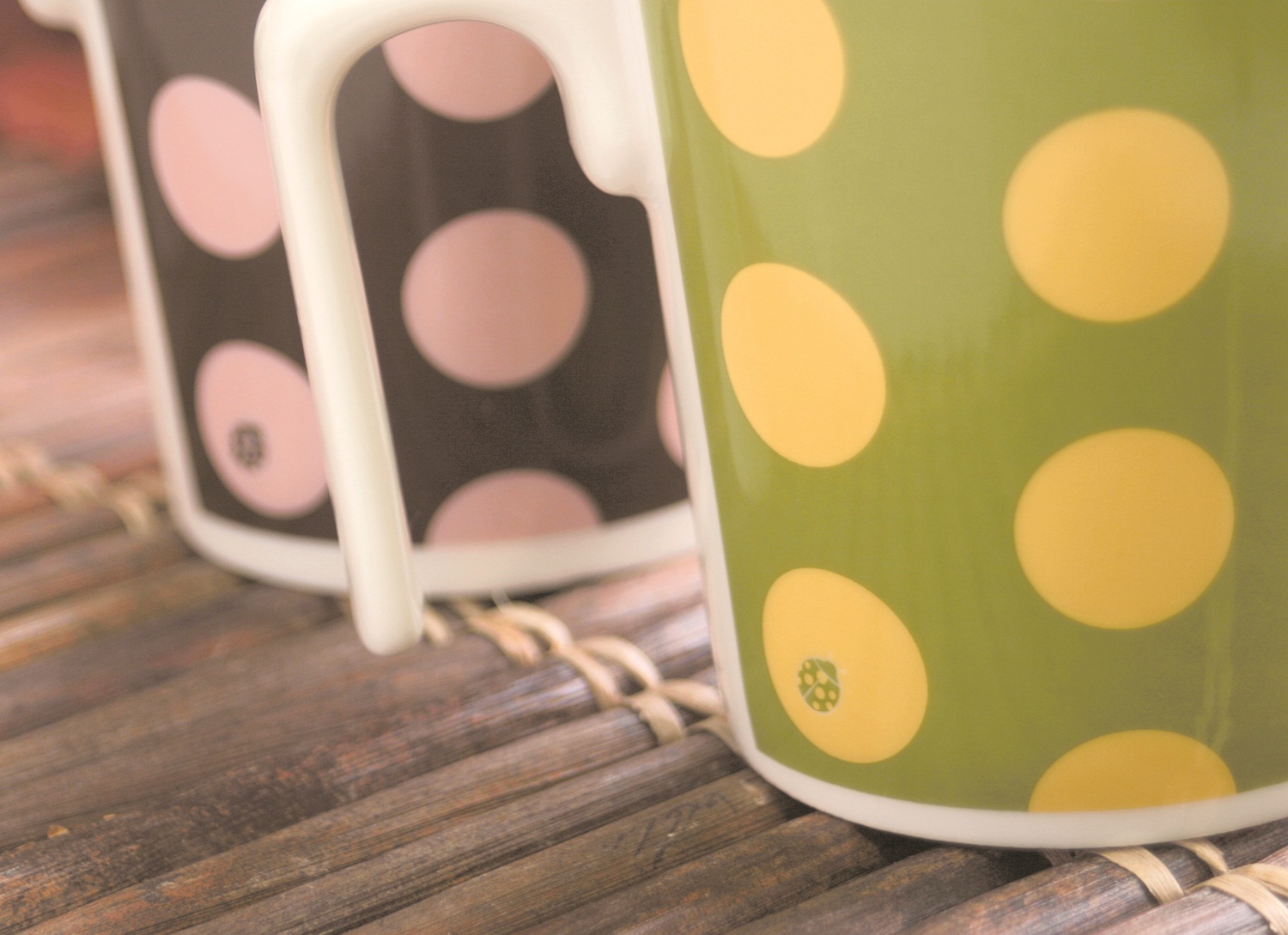 蘑菇上一點一點的可愛斑點，停著一隻小瓢蟲，鮮豔的對